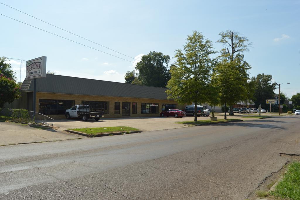 Retail Showroom Warehouse Building FOR SALE 501 Desoto Avenue Clarksdale, Mississippi 38614 Offering Price $405,000 Est. Price/SF: $30.00 Approximately 13,500 sq. ft.