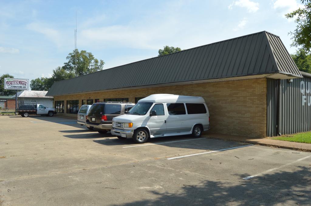 Executive Summary Page 3 Executive Summary: The subject property is a free standing, 13,500 +/- retail/ warehouse building located on Desoto Ave., one of Clarksdale s busiest commercial corridors.