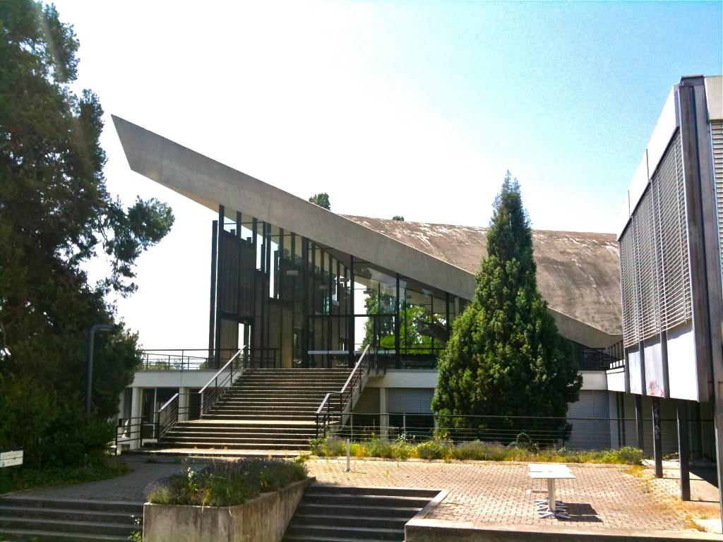 region, mainly in the 1950s The Aula des Cèdres was built in 1961 and 1962 and served as a lecture hall for the Ecole Polytechnique et Universitaire de Lausanne Jean Tschumi, the head of architecture