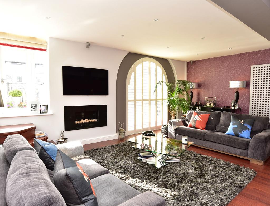 APARTMENT D VICTORIA HOUSE 38 Victoria Avenue, Harrogate, HG1 5PR A stunning three / four-bedroomed duplex apartment providing generous accommodation extending to over 1,800 square feet, with