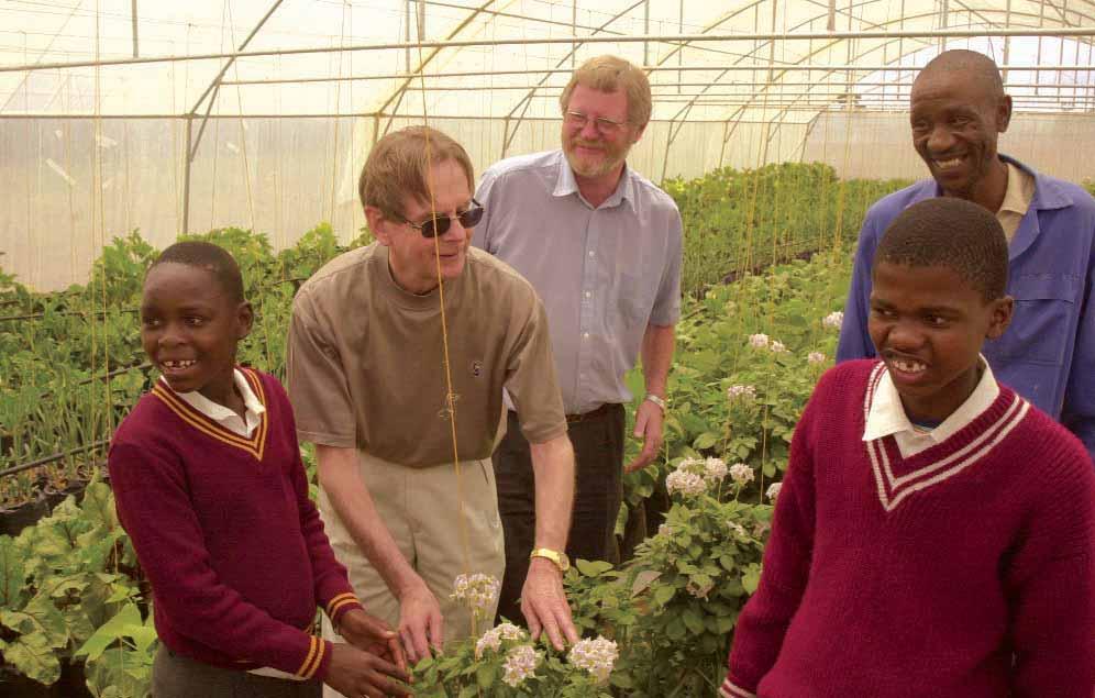 Nuus University Reinvented By William Rowland Feel how tall they grow! Thomas, Dr Léan van der Westhuizen, Tukhelo and Molefe Chobane (hydroponics manager) showing Dr Rowland their potato crop.
