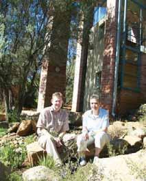 Die Smit-egpaar, albei verbonde aan die UV se Departement Argitektuur, het self die huis teen 'n koppie in Waverley, Bloemfontein ontwerp.