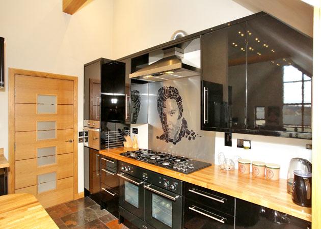 1 ½ bowl black sink and American style fridge freezer. Integrated microwave oven and dishwasher.