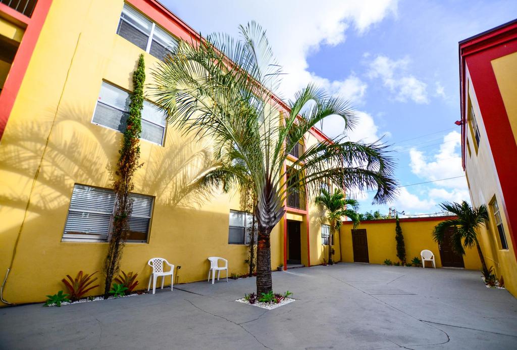 Suncoast Villas Overview Comprising 20 units in the heart of West Palm Beach, Suncoast Apartments represents an absolutely turnkey investment with significant market and management upside remaining.