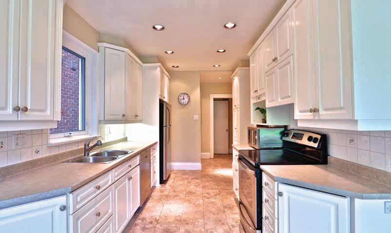 MAIN FLOOR Eat-in Kitchen High ceiling Stainless steel appliances Plenty of counter