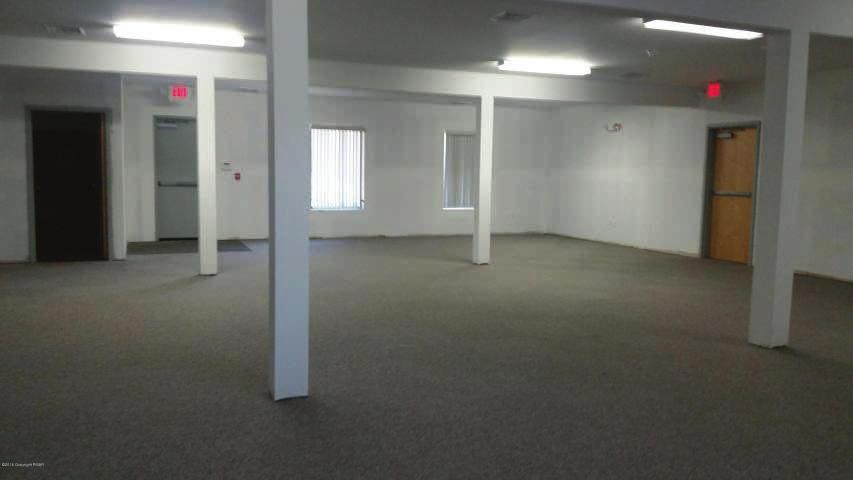 Spaces range from 1000 SF to 7500 SF (second floor) Available SF: 1383 PM-40185 LEASE RATE: $1613.