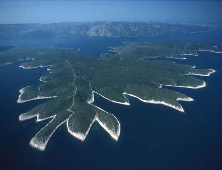 CROATIA EL DORADO ON THE ADRIATIC Croatia has 1,777 kilometres of gorgeous coastline, over 1,000 islands and fantastic cities a huge open-air museum that is open 24 hours a day.