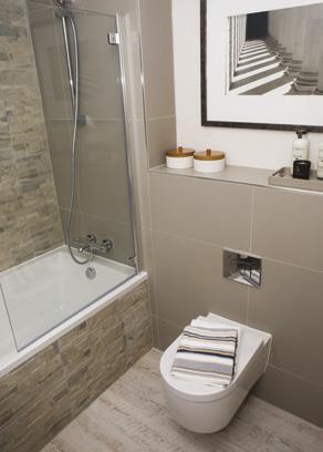 glass splashback Telescopic hood Ellica Sklock 90 bathroom & En-suite Bathrooms by Saneux Ceramic tiles Chrome