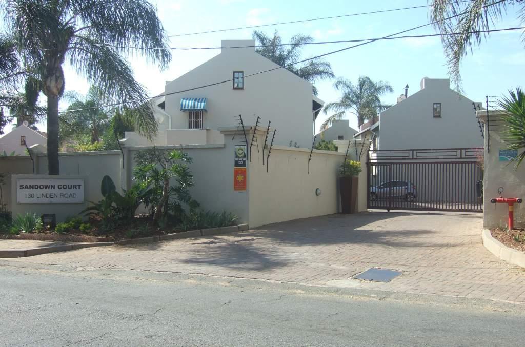 Office 8, The District, 8 Kikuyu Road Sunninghill, Sandton P.O. Box 1240, Sunninghill, 2157 Tel: (011) 234 6364 Fax: (011) 234 0295 PROPERTY INFORMATION PACK AUCTION DATE: Wednesday, 6 th June 2018