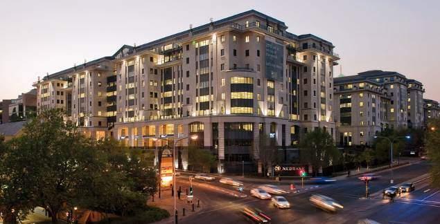 SANDTON PRECINCT There is a total retail, office and hotel space of 215 000 m² on offer.