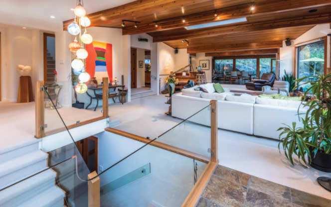 COM S TUNNING ocean view luxury residence, located in the sought after Maple Bay. This 4,119 sqft home, offers the ultimate in comfort, privacy, elegant fixtures & ref ned finishings.