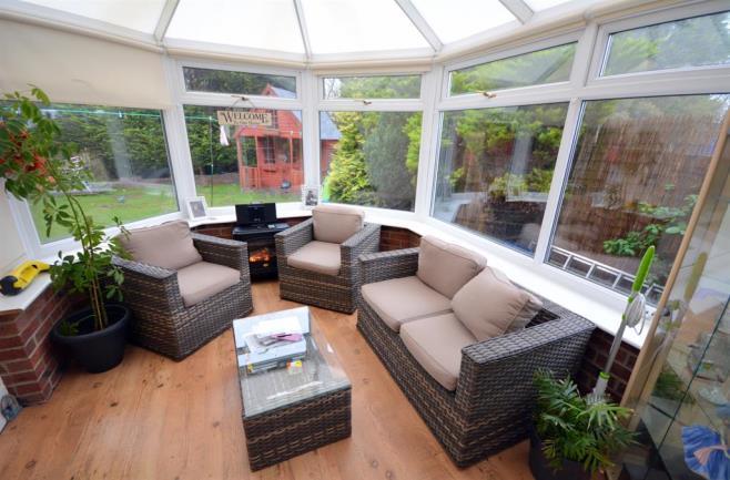 CONSERVATORY 2.95m (9' 8") x 3.58m (11' 9") The conservatory has large upvc double glazed windows allowing for views over the garden.