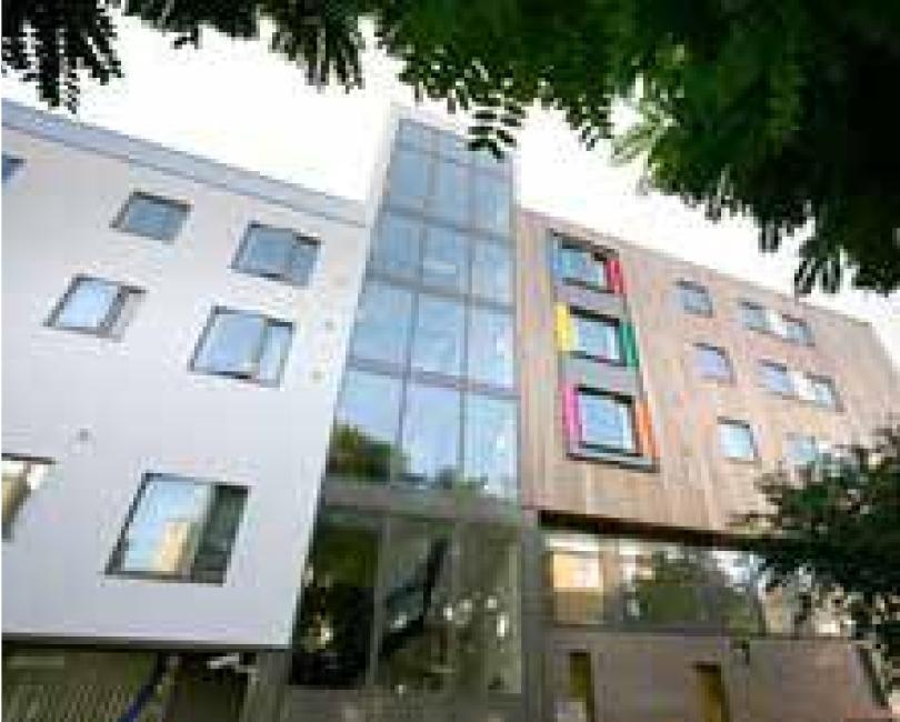 minutes away. The residence is a new building, well maintained and the staff is very friendly and helpful. Euston Residence offers a range of ensuite rooms in 4-6 bedroom flats.