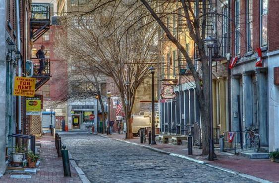 Its proximity to the Liberty Bell, Penn s Landing and the Benjamin Franklin Bridge makes Old City, which runs from Vine Street to Walnut Street north