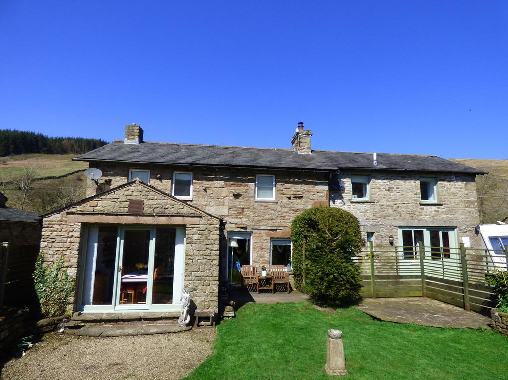 Presented 6 Bedroomed Detached Home Picturesque Setting 3 Bedrooms