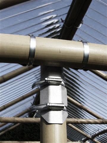 The unit was the product of a hybrid structure which used steel connections reminiscent of the BAM- BOOTIX system by Waldemar Rothe, which can be installed in [a short time] with common bands that