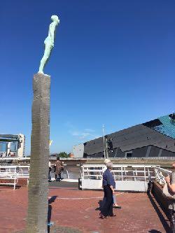 A modern statue, which encouraged a return to friendship with Iceland after t h e