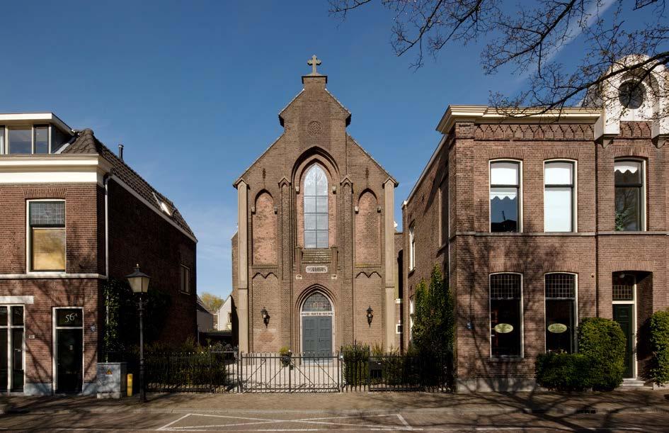 Design The old Catholic St.-Jakobus Church is transformed into a spacious house. The church stands inconspicuously in a street facade at the Bemuurde Weerd in Utrecht city.