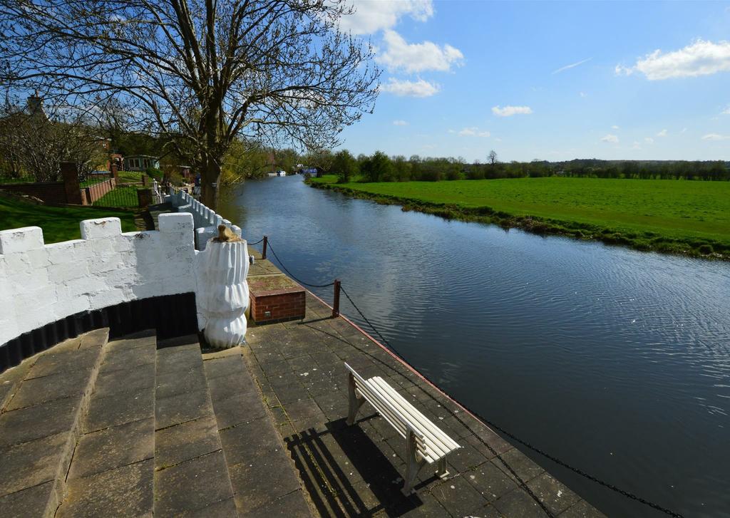 Sileby Road, Barrow Upon Soar Loughborough, Leicestershire, LE12 8LT 760,000 FEATURING A RIVER FRONTAGE WITH BOAT MOORING AND STUNNING COUNTRYSIDE VIEWS This substantial and highly