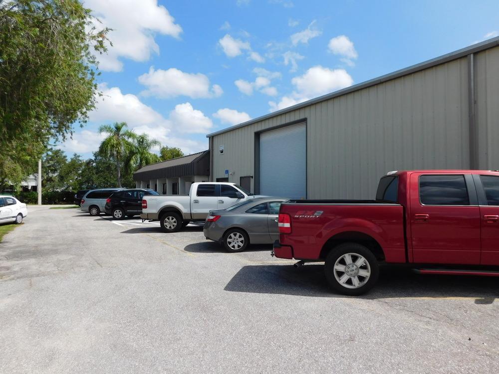 EXECUTIVE SUMMARY Executive Summary PROPERTY OVERVIEWVIEW Well maintained free standing industrial building with rear fenced in yard area.