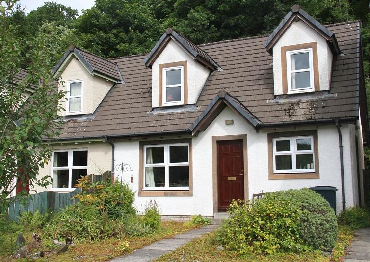 [Type text] 2 Cairnbaan Lea Tinkers Lane, Cairnbaan, PA31 8BA Views over the Crinan Canal 2-Double Bedrooms Large Lounge/Dining Room Genuine Walk in Condition Enclosed Garden This 2-bedroom