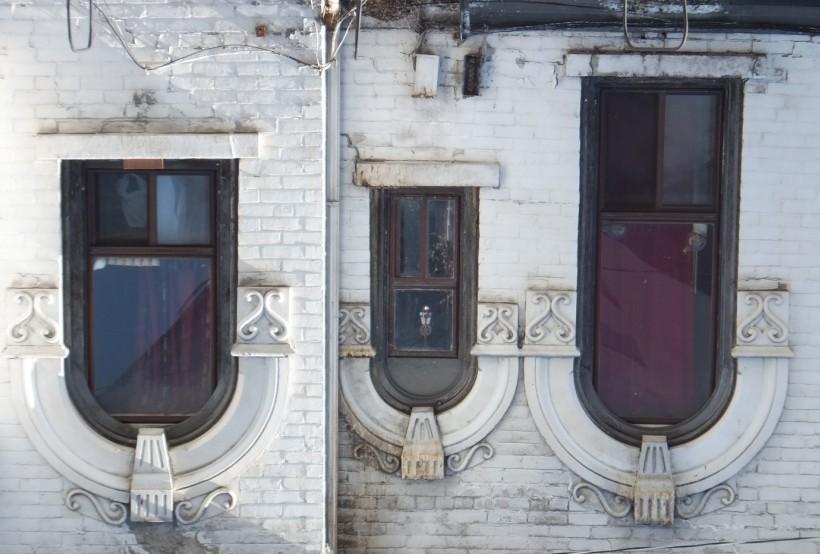 1. DESCRIPTION Above: window detailing; cover: William McBean Terrace, northeast corner of Church & Wellesley Streets (Heritage Preservation Services, November 2013) 68 Wellesley Street East: William