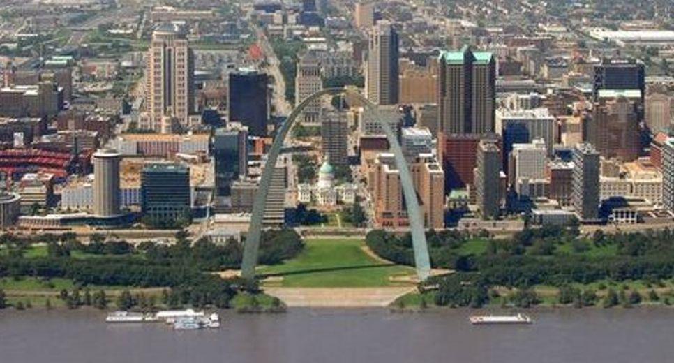 St. Louis is an independent city and inland port in the U.S. state of Missouri. The city developed along the western bank of the Mississippi River, which forms Missouri s border with Illinois. St.