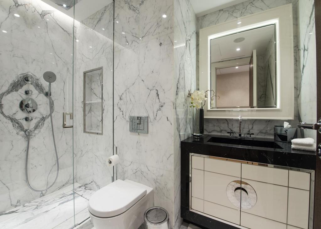 Master bathroom Floors: Emperador Light Marble Walls & vanity unit: Calacatta Oro