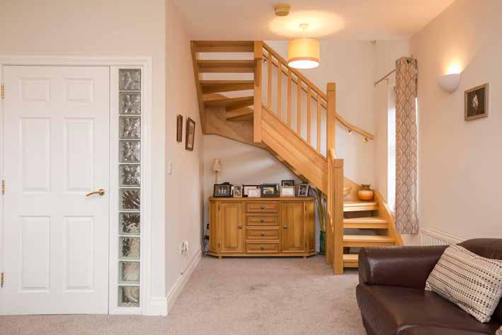 Fabulous penthouse apartment Within a few minutes walk of Holywood s vibrant town centre Spacious accommodation set over 1.