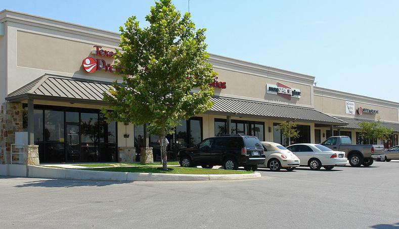 FOR LEASE 5139 N Loop W, San Antonio, Texas 78249 PROPERTY OVERVIEW 20,258 SF Retail Building Space