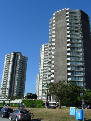 HISTORIC PLACE DESCRIPTION Beach Towers is an apartment complex of four point towers on two sites one an entire city block bounded by Beach Avenue, Bidwell Street, Harwood Street and Cardero Street