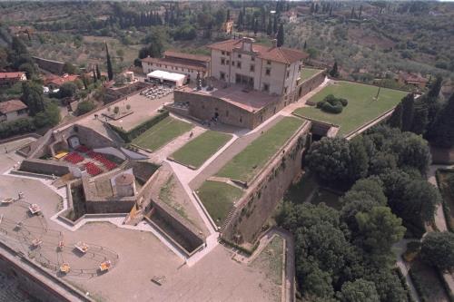 As well as the Oltrarno walls, some towers, two strongholds (the Fortezza da Basso and the Forte di Belvedere) and almost all of the city gates survived.