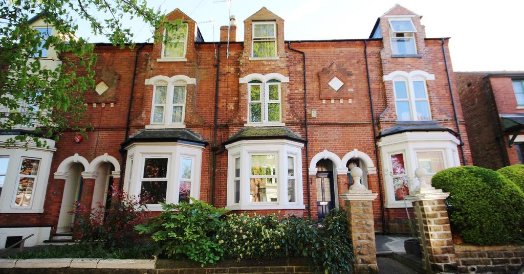 JOHN PYE PROPERTY Marketing Particulars Contact Hayley Riley 0115 970 6060 FOR SALE 225,000 Stunning & Character Filled Four Bedroom Victorian Terrace In Mapperley Park ADDRESS 21 Bowers Avenue