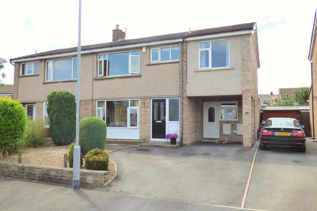 MaRsh & MaRsh properties 26 Amport Close, Woodhouse, Brighouse, HD6 3TE OIRO: 235,000 An exciting opportunity is presented by this charming family home, situated in the highly sought after