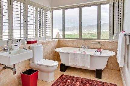 keeps away winter chills. Relaxation knows no bounds in the lavish bathroom.