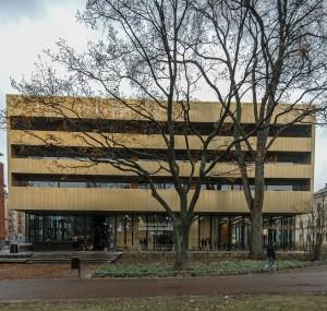 Sven-Harrys Art Museum Eastmansvägen 10 113 61 Stockholm http://sven-harrysse/ The shiny six-storied building with a brass facade is located in Vasaparken in Stockholm and houses an art gallery,