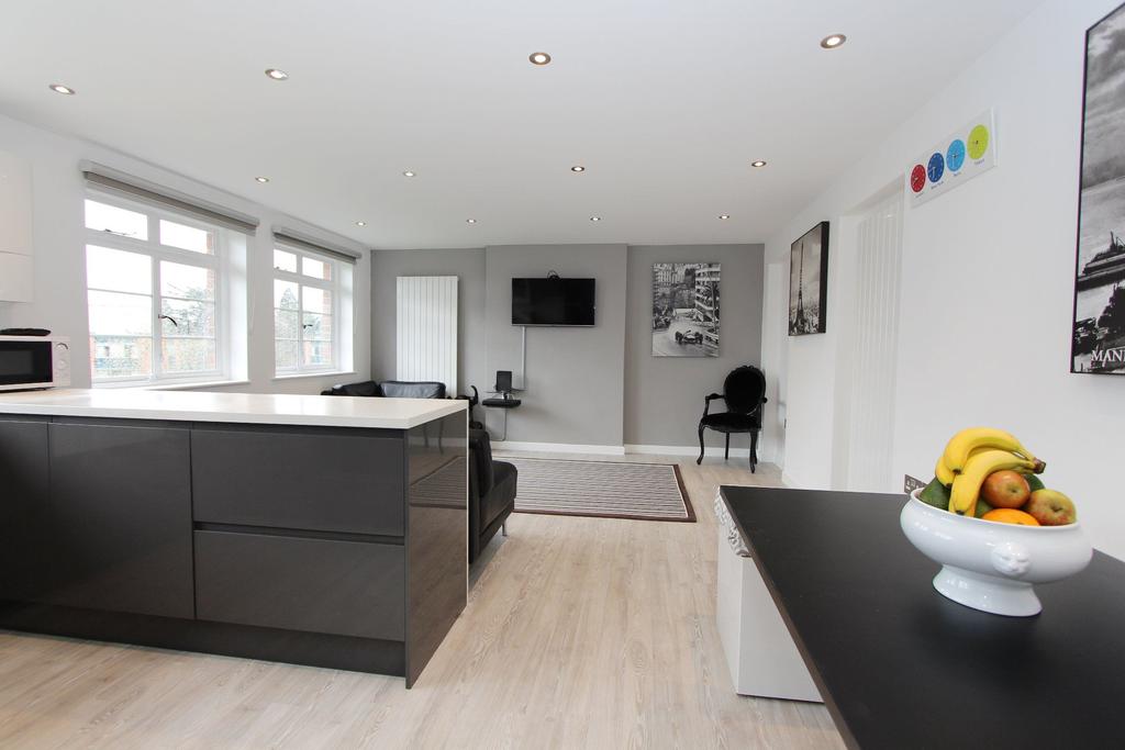 Description This superbly presented penthouse apartment occupies an excellent position benefitting from sole occupancy of the fourth floor with