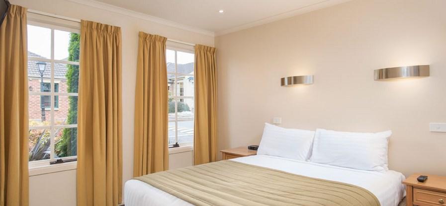 rooms (king bed OR 2 single beds) 165 per night golf course