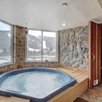Huge 2 Bedroom Condo with Private Hot Tub - Quick Walk