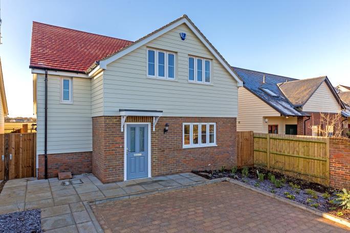 SPECIFICATION: GENERAL: Gas fired underfloor heating to ground floor areas, radiators to first floor Condensing combination boiler TV points to living room, dining area and master bedroom Telephone