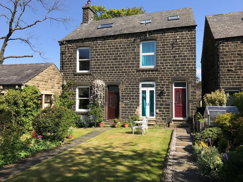 2 Lee Field Uppermill, Saddleworth Offers