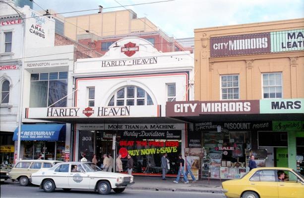 The subject site (indicated with an arrow) and adjacent buildings on the west side of Elizabeth Street, in 1985.