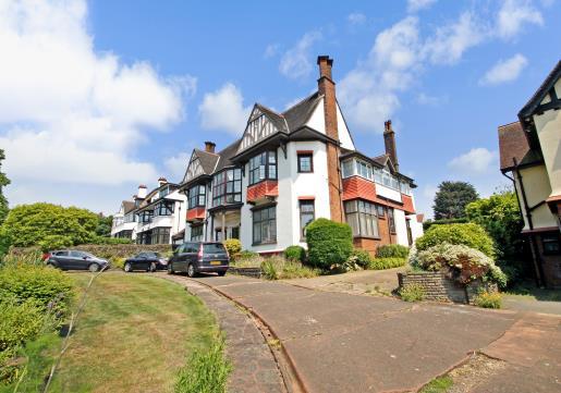 Walking distance of Chalkwell Esplanade, c2c Station and Park.