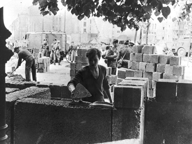 BRON 1B Hierdie foto wys die bou van die Berlynse muur, 18 Augustus 1961, in opdrag van die DDR hoof van state Walter Ulbricht. Die fotograaf is onbekend. [Uit:http://www.cvce.