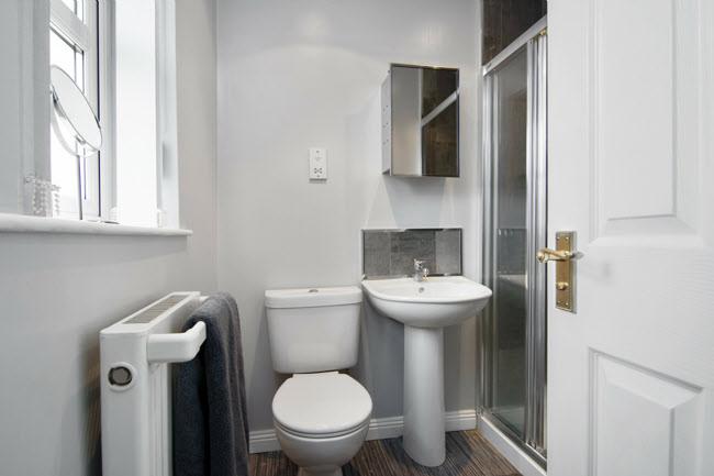 ENSUITE SHOWER ROOM: Modern white suite