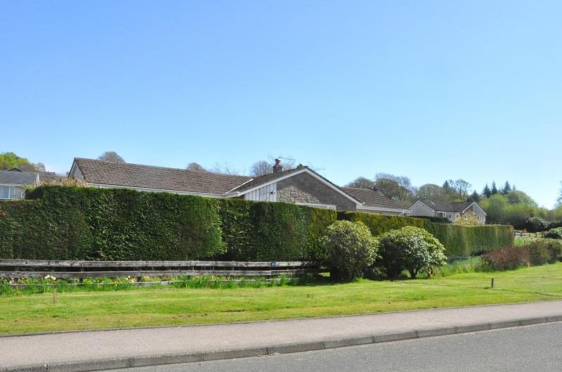 [Type text] Caol Ila Whitegates Road, Lochgilphead, PA31 8SY 4 double bedrooms Study/ 5 th Bedroom Garage Large garden Kitchen/ Diner Separate Dining room We are delighted to present this large 4/5