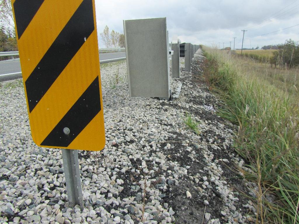 Figure 21: View showing that there is a substantial drop of the gravel surface on the ditch side of the end