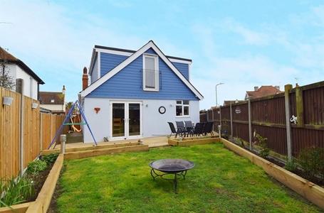 .. This deceptively spacious detached chalet