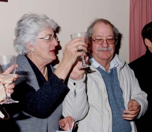 Izak en Johanna van der Merwe 40 jaar getroud Veral in ons tyd is dit 'n groot prestasie om veertig jaar gelukkig getroud te wees en het Izak en Johanna van der Merwe van Stellenboschvlei hulle
