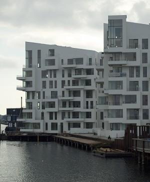 photo: Piotr Krajewski photo: Piotr Krajewski Harbour Isle Apartments Havneholmen 48 1561 Copenhagen The residential project occupies a unique location on a harbour island in a former industrial